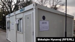 Një qendër votimi në Zveçan, komunë e Kosovës e banuar me shumicë serbe.