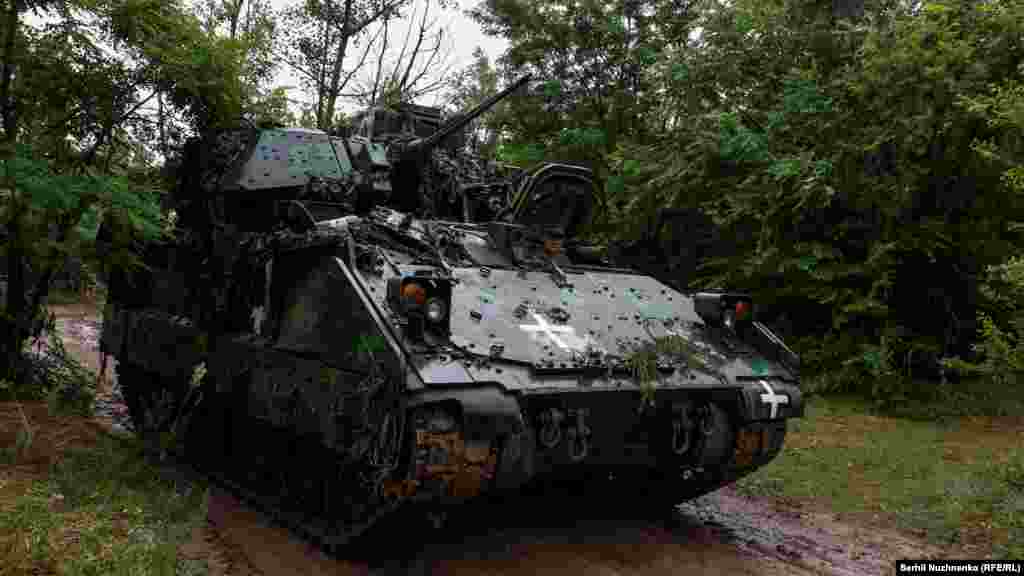 Un tanc M2 Bradley de fabricație americană avansează spre linia frontului în sudul regiunii Zaporojie, pe 26 iunie. Kievul a folosit tancurile Bradley pentru a încerca să străpungă apărarea rusă din regiune, cu un succes limitat.