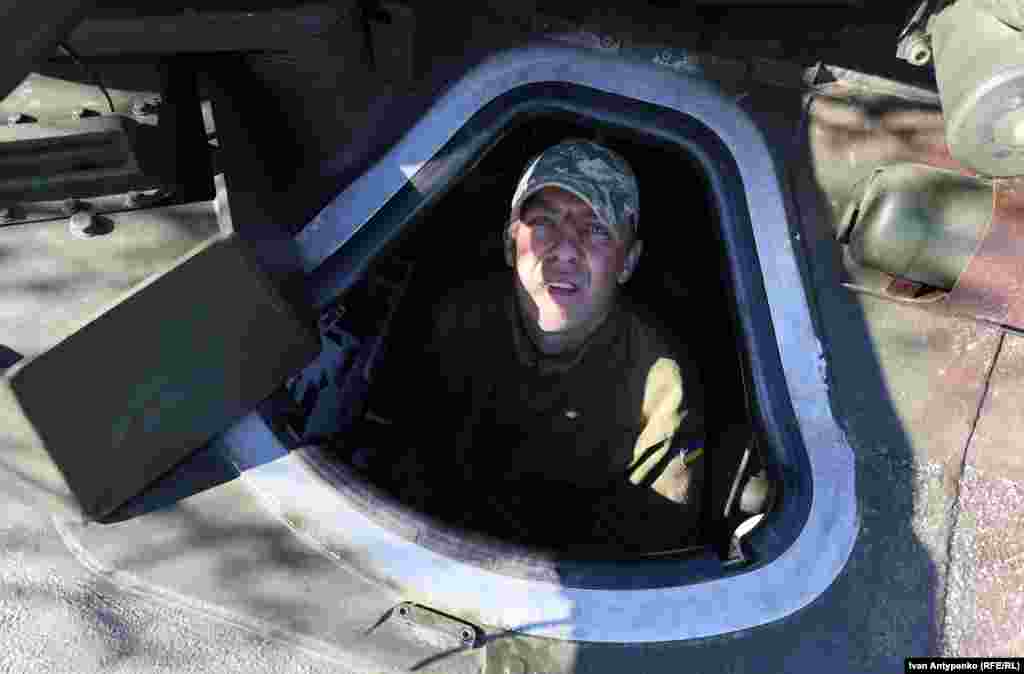 Механік водій АМХ-10 RC 37 ОБрМП під час керування бойовою машиною