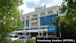 Нужно ли нам знать о том, куда поступают пенсионные деньги, если доходность по этим займам гарантируют компании уровня «Байтерек» и «Самрук-Казына»? Государство говорит, что не обязательно — главное, что государственные компании гарантируют, что вернут все до тиына и даже больше