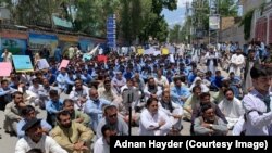 د پاړه چینار د مظاهرې ګډونوال د پریس کلب مخې ته په احتجاج ناست دي.