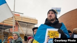 Никита Кириллов на антивоенной акции в Финляндии