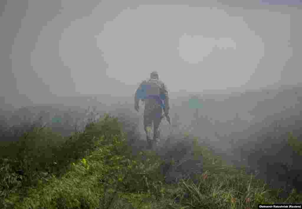 Український воїн йде біля звільненого Нескучного, а вдалині лунають артилерійські постріли. Росія не визнала жодних здобутків України на болі бою протягом останніх півтори тижні, попри те, що ЗСУ звільнили низку населених пунктів.Президент РФ Володимир Путін 13 червня заявив, що наразі не бачить необхідності в новій мобілізації, щоб протистояти українському контрнаступу