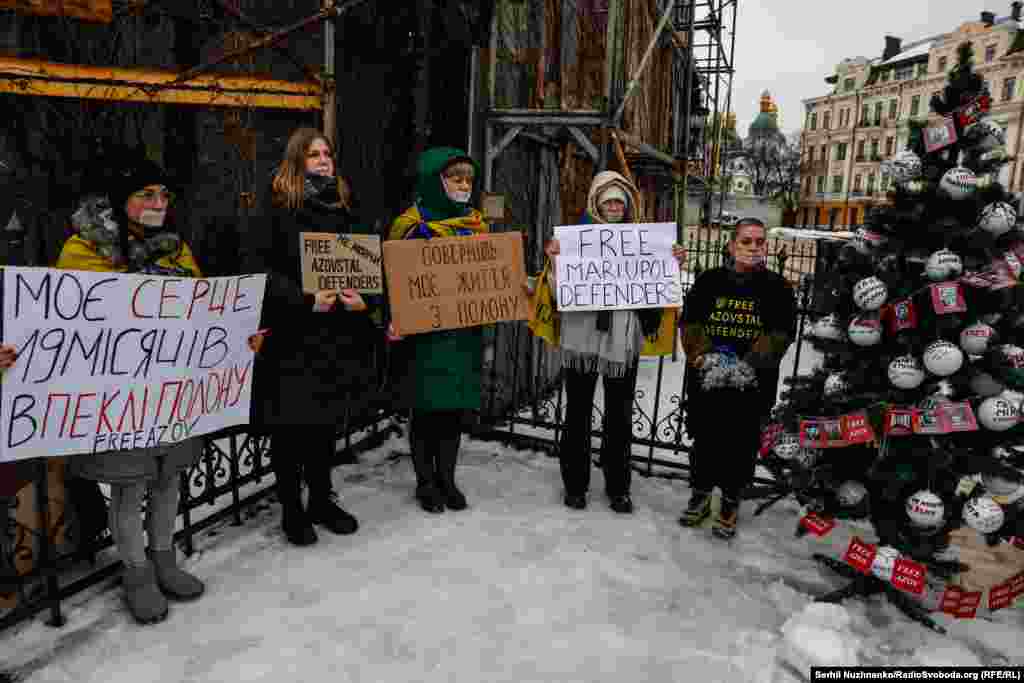 Ялинка, встановлена рідними військополонених під час акції &laquo;Свято без свята&raquo;