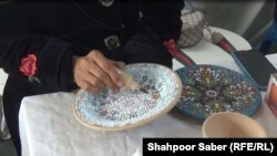 دختران با ذوق و اشتیاق فراوان به آموختن میناکاری روی ظروف سفالی ادامه می دهند و کار های تجربی نیز انجام می دهند