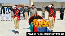 د جمرود په شاه کڅ کې د وژل شوي پولیس نسيم خان تر جنازې مخکې د هغه مړي ته پوځي سلامي کېږي.