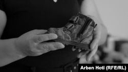 Milihate u rukama drži jednu unukovu cipelu.