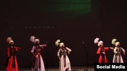 Эл аралык Жогорку Медициналык мектебинин студенттери.