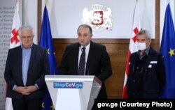 2020 წლის აპრილი. მთავრობის ადმინისტრაცია. ირაკლი ჩიქოვანი დაავადებათა კონტროლისა და საზოგადოებრივი ჯანმრთელობის ეროვნული ცენტრის ხელმძღვანელებთან ერთად ბრიფინგს მართავს.