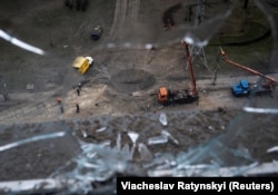 Енергетики відновлюють високовольтну лінію, зруйновану внаслідок російського ракетного обстрілу. Україна, 7 лютого 2024 року