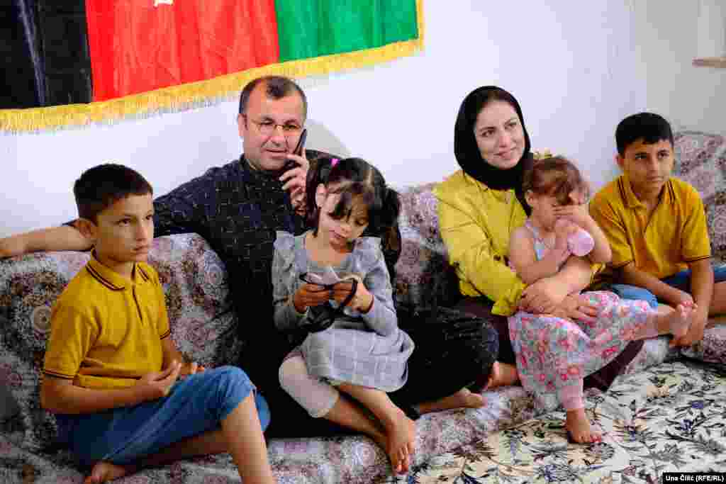 Jan Mohammad Habibi i Seema Stanikzai imaju četvero djece. Za bijeg iz Afganistana su se odlučili nakon što su se talibani vratili na vlast. Uprkos svemu, Seema kaže da su ipak čekali i nadali se da će situacija biti drugačija. No, nakon što su talibani uveli brojne zabrane za žene, ipak su krenuli ka Njemačkoj.&nbsp; Dvojica sinova već govore njemački jezik i idu u školu, jedna od kćerki ide u vrtić.&nbsp;