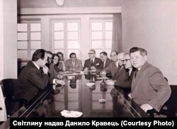 Зібрання редакторів усіх національних редакцій на Радіо Свобода. Михайло Демкович-Добрянський сидить третій праворуч