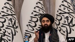 امیر خان متقي په کابل کې یوې غونډې ته وینا کوي - انځور له ارشیفه.