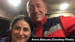 Аґата Віньска з медиком благодійної організації «Центр спасіння життя» на Донбасі