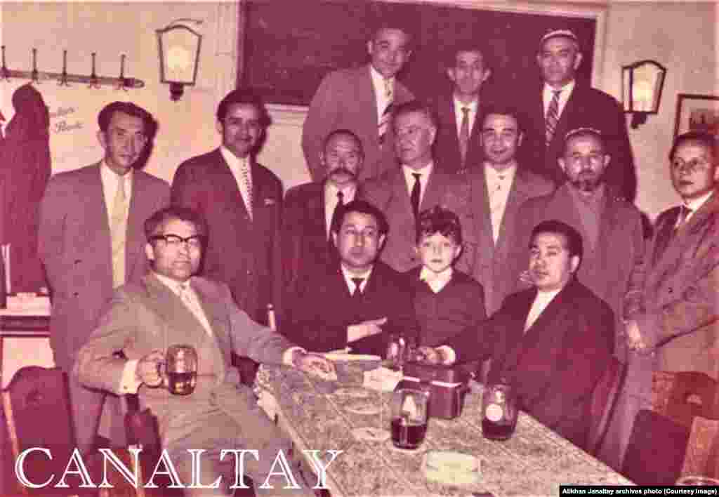 Азаттық радиосы Түркістан редакциясының алғашқы қызметкерлері. Ортадағы мұртты адам &ndash; "Асан Қайғы" атымен танылған Мәулікеш Қайбалды. Сурет Азаттықтың бұрынғы қызметкері Әлихан Жаналтайдың жеке мұрағатынан алынды.