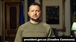 «Цікаво, що Путін сказав про наш контрнаступ. Важливо, що Росія відчуває, що їм недовго залишилось, на мою думку. Контрнаступальні та оборонні дії відбуваються в Україні. На якій стадії, не буду говорити детально», – Володимир Зеленський