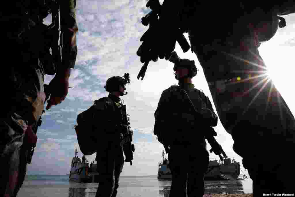 Єлисейський палац оголосив, що Макрон зустрінеться зі своїм українським колегою Володимиром Зеленським у Парижі 7 червня. Макрон не виключає відправки солдатів в Україну, попри заперечення з боку інших країн НАТО і критику з боку Москви. Кремль погрожує, що такий крок призведе до різкої ескалації конфлікту.