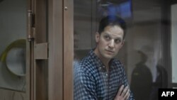 Evan Gershkovich u sudu u Moskvi, april 2023. 