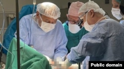 Боор алмаштыруу операциясы жүрүп жаткан учур. Бишкек. 10-июнь, 2024-жыл. Сүрөт Саламаттык сактоо министрлигине таандык.