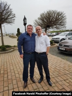 Harald și Bruno Pinzhoffer, fiii acum maturi ai Georgetei Pinzhoffer împușcată mortal din unitatea militară din Calea Lipovei în 17 decembrie la Timișoara