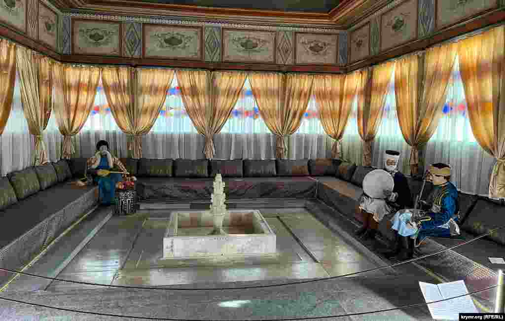 У літній альтанці з'явилися інші постаті. Раніше там відпочивав &laquo;вельможа&raquo;