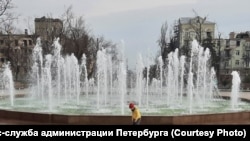 Светомузыкальный фонтан в Мариуполе, отремонтированный властями Петербурга. Петербург взял шефство над разрушенным российскими военными городом.