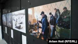 Fotografia e Hoffmanit e ekspozuar në Prishtinë, ku shihen burrat ukrainas duke u armatosur më 25 shkurt 2022.