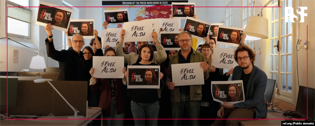 "Чикләрне танымаучы репортерлар" оешмасы вәкилләре "Алсуга &mdash; ирек!" шигаре белән