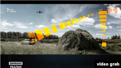 Замість ручної виносної антени бійці ЗСУ використовують і мобільні, закріплені на дроні-ретрансляторі