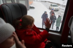 Діти прощаються з рідними