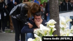 Odbojkaški trener Dragan Kobiljski ispred škole "Vladislav Ribnikar" koju je pohađala njegova ćerka