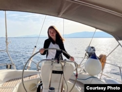 Ксения за штурвалом яхты