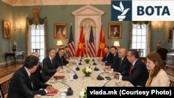 Ish-kryeministri i Maqedonisë së Veriut, Dimitar Kovaçevski, dhe ish-sekretari i Shtetit i SHBA-së, Anthony Blinken, në një takim zyrtar në Uashington, maj 2023.