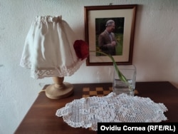 Fotografie a regelui Charles, în camera pentru servit masa.