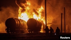 Ուկրաինա - Հրետակոծության հետևանքով Դոնեցկի երկաթուղային հանգույցում բռնկված նավթային տանկերներ, 31-ը հոկտեմբերի, 2023թ.