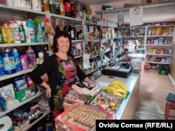 Doamna Ildiko, vânzătoare la unul din cele două magazine din Valea Zălanului și-ar dori drumuri mai bune de acces în sat.