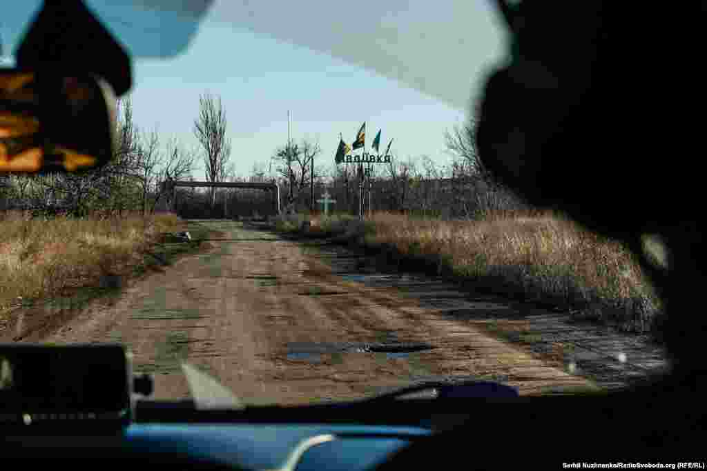 На швидкості 130 км/год водій, як справжній автогонщик, об'їжджає ями й вирви від снарядів на єдиній &laquo;дорозі життя&raquo;, заїжджаємо в Авдіївку