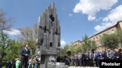 Армения - Вице-мэр Еревана Тигран Авинян выступает на открытии памятника, Ереван, 25 апреля 2023 г.