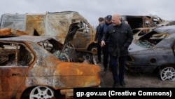 Ілюстраційне фото. Прокурор Міжнародного кримінального суду Карім Хан у Бучі на Київщині оглядає обстріляні російськими військовими авто, на яких жителі Бучі намагалися виїхати, квітень 2022 року
