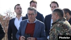 ანდერს ფოგ რასმუსენი სომხეთში, ჯერმუკში, აზერბაიჯანის საზღვართან. 2023 წლის 14 მარტი