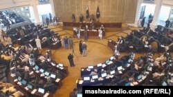 د خیبر پښتونخوا د اسمبلۍ غړي د غونډو په تالار کې د بحث پر مهال - انځور له ارشیفه.