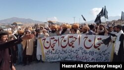 د ډیسمبر پر لومړۍ د انګور اډې خلک د سیمې په لوی سړک احتجاجي لاریون کوي.