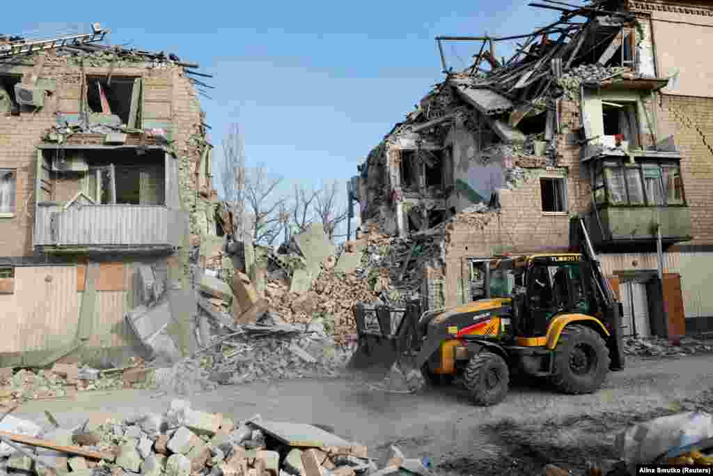 Поки рятувальники розбирали завали, вони застерігали мешканців від наближення до пошкоджених будівель.