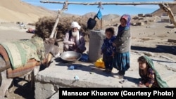 روستاییان در یک منطقه که با کمبود آب مواجه اند 