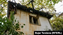 Largimin e banorëve e dëshmojnë edhe shtëpitë e rrënuara dhe të zbrazëta gjithandej nëpër Janjevë.