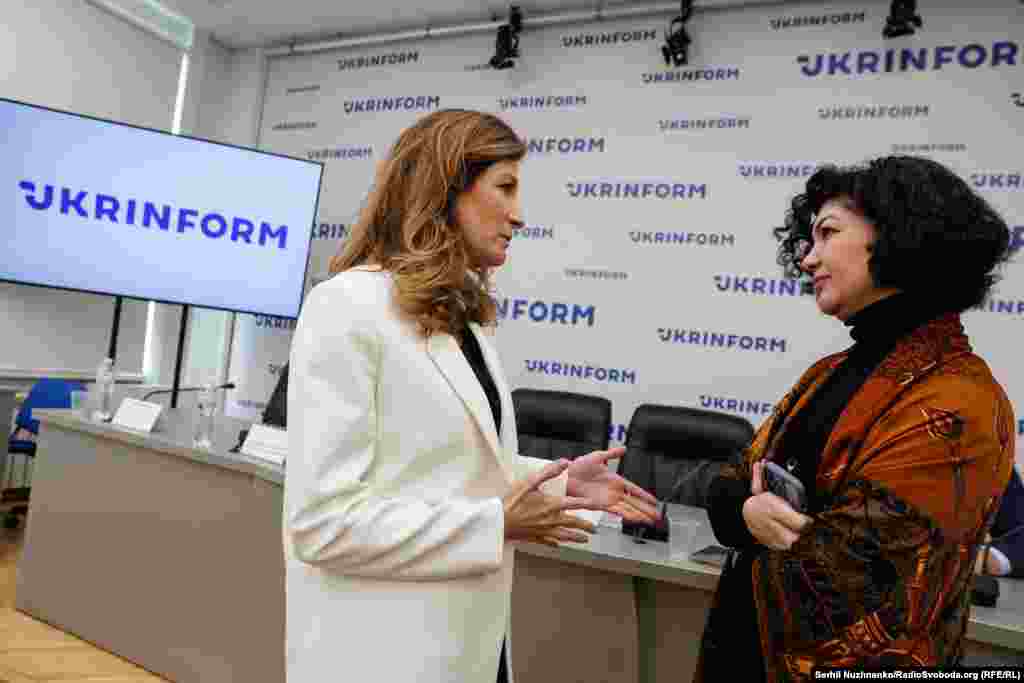 Еміне Джапарова, перша заступниця міністра закордонних справ України і Таміла Ташева, постійна представниця Президента України в АР Крим. Під час обговорення шляхів звільнення ув'язнених Росією кримських журналістів. Київ, 5 жовтня 2023 року