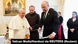 Прем’єр-міністр України Денис Шмигаль і папа Римський Франциск. Ватикан, 27 квітня 2023 року 