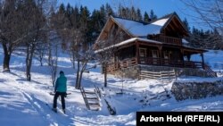 Arianit Berisha, duke u ngjitur në pistën e skijimit në Bogë.