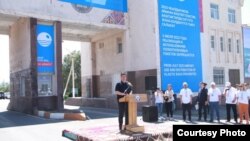 Министрлер кабинетинин төрагасынын орун басары Бакыт Төрөбаев "Ысык-Көлдү сактайлы" иш-чарасында сүйлөп жатат. Балыкчы шаары. 1-июль, 2023-жыл. Сүрөт Министрлер кабинетинин расмий сайтынан алынды. 
