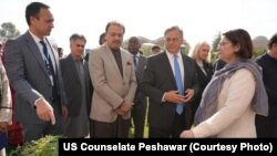 په پاکستان کې د امریکا سفیر ډونلډ بلوم د نومبر پر ۲۸ په پېښور کې. 